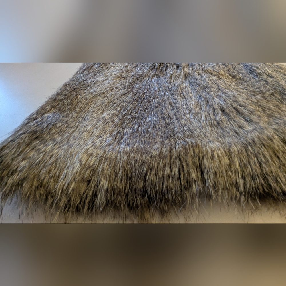 H&M Women’s Beige Stylish Lightweight Faux Fur Vest. Size 4 - Picture 9 of 11